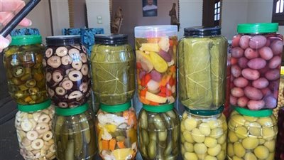 صحة القليوبية تضبط 1.5 طن مخللات فاسدة وتغلق مطعمًا مخالفًا