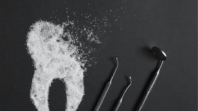 علماء يكشفون كيف يهاجم السكر أسنانك لحظة بلحظة