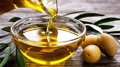 خرافة أم حقيقة.. هل تناول جرعة زيت زيتون يومية على الريق مفيد؟