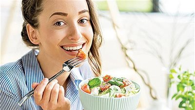 دراسة: مضغ الطعام ببطء يقلل خطر زيادة الوزن ويحسن الهضم