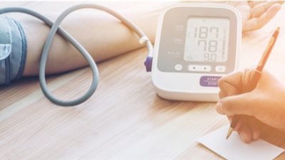 طبيبة: الشهرة على السوشيال ميديا لا تضمن الكفاءة العلمية 