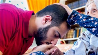 فضل بر الأم وكيف يكون البر في الإسلام؟ 