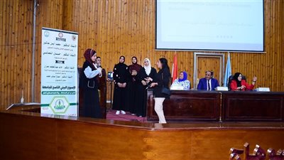 طلاب جامعة سوهاج يطلقون عروضًا لمشروعات ومبادرات شبابية مبتكرة عن الاستدامة البيئية 