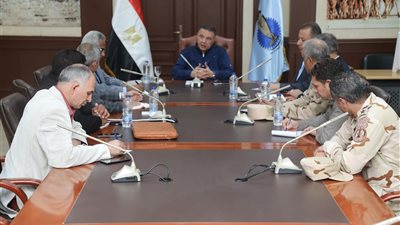 محافظ  البحر الأحمر يوجّه بسرعة صيانة مصارف الأمطار وفتحات التصريف بالغردقة