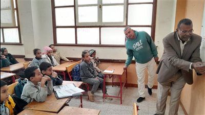 لجنة بتعليم قنا تتابع تنفيذ البرنامج القومي لتنمية مهارات القراءة بنجع حمادى 