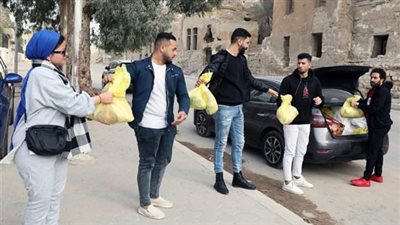 هل يجوز إعطاء متطوعين الجمعيات الخيرية وجبات غذائية من أموال الصدقات؟