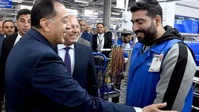 حوار لرئيس الوزراء مع حامد المنوفى أحد العاملين بمصنع ليوني للضفائر ببدر