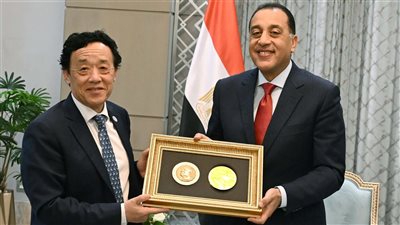 مدبولي يتسلم ميدالية أغريكولا أرفع أوسمة (الفاو) ممنوحة للرئيس عبد الفتاح السيسي