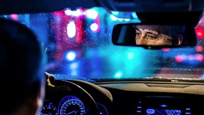 أوبر تفتح بابًا جديدًا للإيرادات.. بيع بيانات المستخدمين للمسوقين يثير جدل الخصوصية