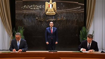 توقيع 6 اتفاقيات بين الحكومة والبنك الأوروبي  بمجالات الاستثمار والطاقة والتنمية المستدامة