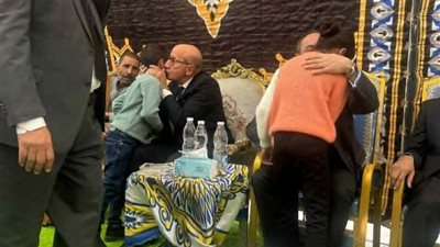 لحظة حزينة .. وزير العدل يواسي أسر القضاة ضحايا حادث تصادم المنيا 