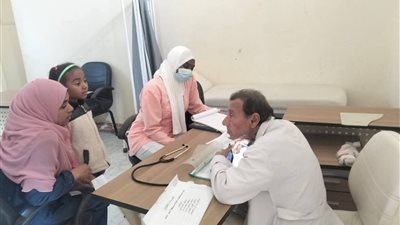 الكشف على 141 حالة خلال القافلة الطبية المجانية بوحدة الحمراوين الصحية