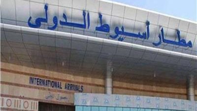 عاجل...  محاولة فاشلة مباحث مطار اسيوط تضبط مسافرا  بحوزته أقراص مخدرة