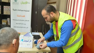 تسليم 8 سماعات طبية لذوي الهمم بالشرقية دعمًا للرعاية الإنسانية