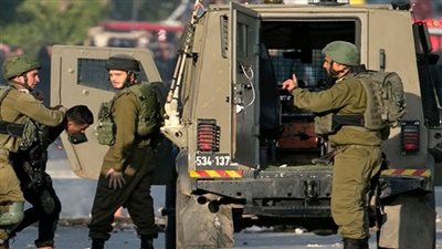 قوات الاحتلال تعتقل 43 فلسطينيًا في عدة محافظات الضفة الغربية