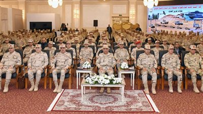 وزير الدفاع يلتقى بمقاتلى قوات حرس الحدود ويكرم عددًا من المتميزين 