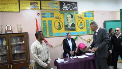 محافظ أسوان يتفقد اللجان الانتخابية فى اليوم الأول بجولة الإعادة للمرحلة الأولى 