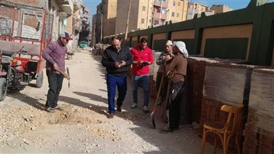 رئيس مركز ومدينة منيا القمح يتابع أعمال تركيب الإنترلوك ورفع غرف الصرف