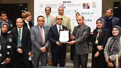 رئيس جامعة أسيوط يفتتح معرض 