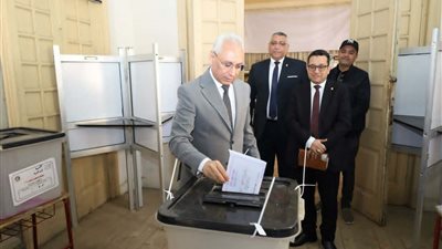 رئيس جامعة المنيا  يُدلي بصوته في انتخابات مجلس النواب