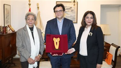 احتفاءً بفوزها بجائزة “البريكس الأدبية”.. وزير الثقافة يهدى الأديبة سلوى بكر  درع الوزارة