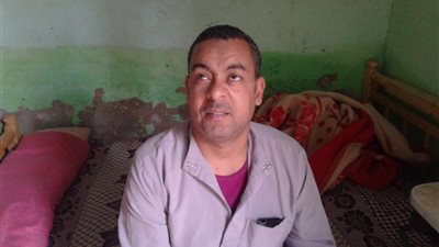 نفسى فى سقف يحمينى.. كفيف بسوهاج: بيتى مسقوف بالبوص ومحدش سأل فيا