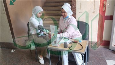 صور| الفرق الطبية بهيئة الرعاية الصحية بالأقصر توفر الخدمات الصحية للناخبين باللجان