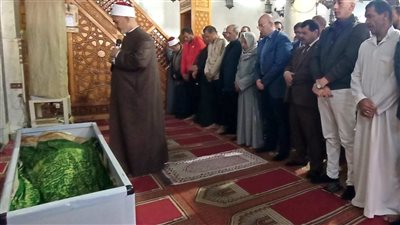محافظ بني سويف يؤدي صلاة الجنازة على أحد العاملين بمشروع النظافة ببني هارون