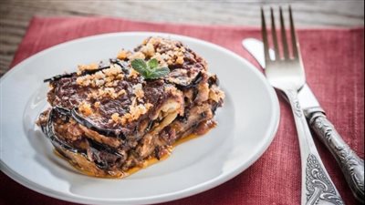 مسقعة مشوية باللحمة المفرومة وصلصة الفلفل الأحمر الشهية