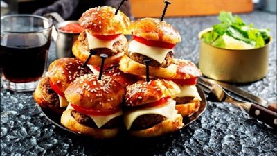 للمناسبات.. حضري ساندويتشات ميني برجر بالجبن السريعة