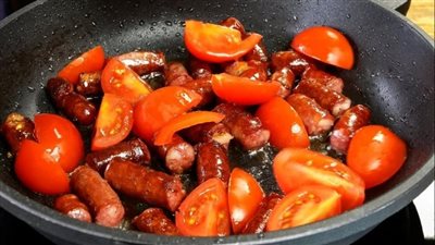 أسهل طريقة لعمل السجق بالبصل والطماطم 