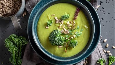 شوربة البروكلي بالكريمة.. وصفة مغذية تساعد على الدفء في الشتاء
