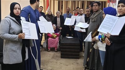 القوى العاملة بسوهاج تسلم 15 عقد عمل لذوي القدرات الخاصة 