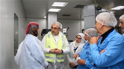 وزير قطاع الأعمال يتفقد خطوط الإنتاج بشركة القاهرة للأدوية 