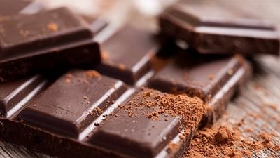 اكتشاف مادة كيميائية في الشوكولاتة تبطئ تطور الشيخوخة 