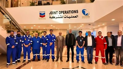  ​وزير البترول يلتقي العاملين بموقع شركة الحديثة للحفر المصرية بالكويت 