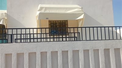 تركيب مظلات لشباك التحصيل والصيدلية بالوحدة الصحية بسفاجا 