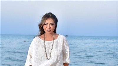 ليلى علوي بإطلالة ناعمة أمام البحر