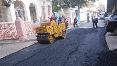 رئيس حي الزيتون يرصف شارع عبد العزيز بالله استجابة لما نشرته «الوفد»