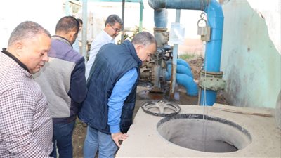 رئيس مياه الفيوم يتفقد عددًا من مواقع الشركة بمركز سنورس