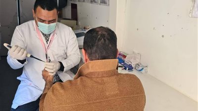 الكشف على 696 مواطنًا خلال قافلة طبية بقرية جزيرة نكلا بمركز شبراخيت