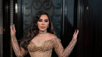 أحلام الشامسي تتألق بالذهبي المطرز مثل الأميرات