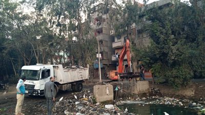 تطهير ترعة قرية تلبانة بالدقهلية ورفع تراكمات القمامة 