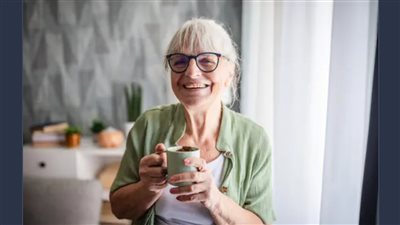 نعم للشاي وحذارِ من القهوة.. انتبهي لعظامك بعد الستين