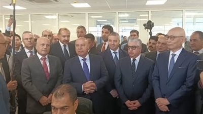 الوزير يشهد التشغيل التجريبي لمحطة حاويات «هاتشيسون» بميناء السخنة