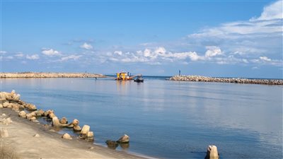 محافظ كفر الشيخ يعلن بدء أعمال تكريك وتعميق مدخل ميناء البرلس البحري 