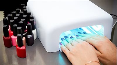 تحذير لمحبات طلاء الأظافر الجل.. بقعة بيضاء تنذر بمشكلة خطيرة 