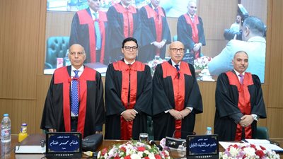 رئيس محكمة النقض يترأس لجنة مناقشة رسالة دكتوراه بحقوق المنصورة 