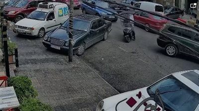 حادث غريب في صيدا لبنان.. سيارة تدهس سائق دراجة نارية وتسير للخلف