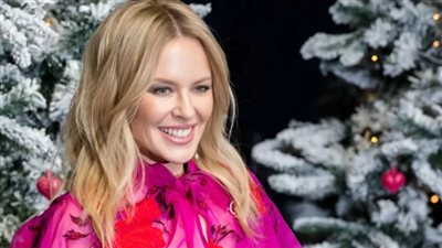كايلي مينوغ تتصدر المنافسة على المركز الأول في قائمة أغاني عيد الميلاد